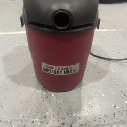 Central Machinery 2.5 Gallon  Wet/dry Vac 