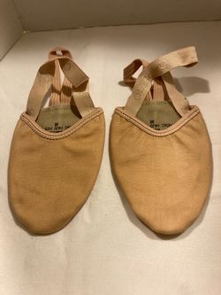 Capezio Ballet Slippers Dance Woman’s Shoes Size M (8-9)
