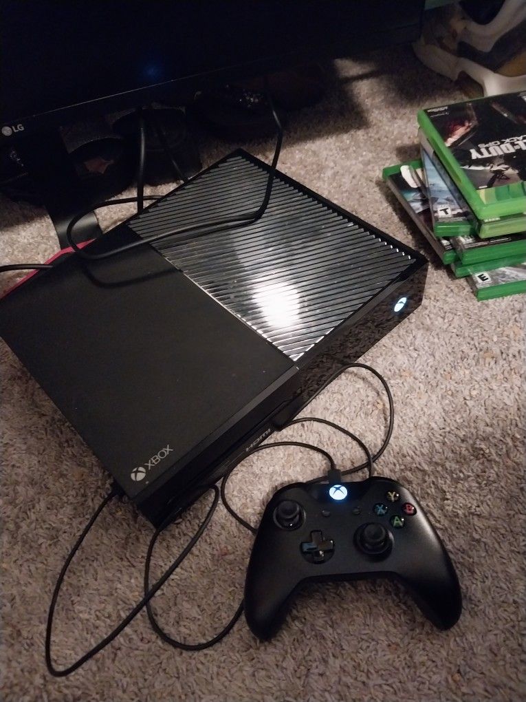 Xbox One Model 1540 with Wireless Controller & 8 Xbox games.