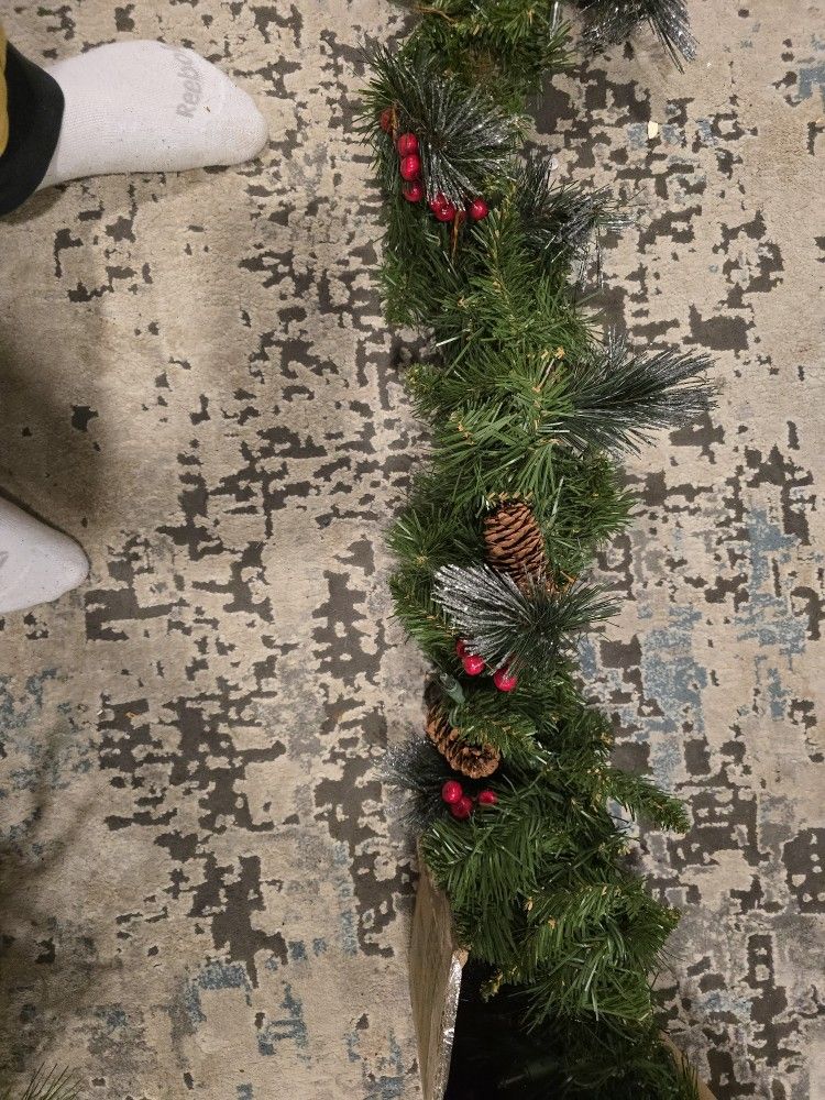Garland, 4ft Pre Lit.