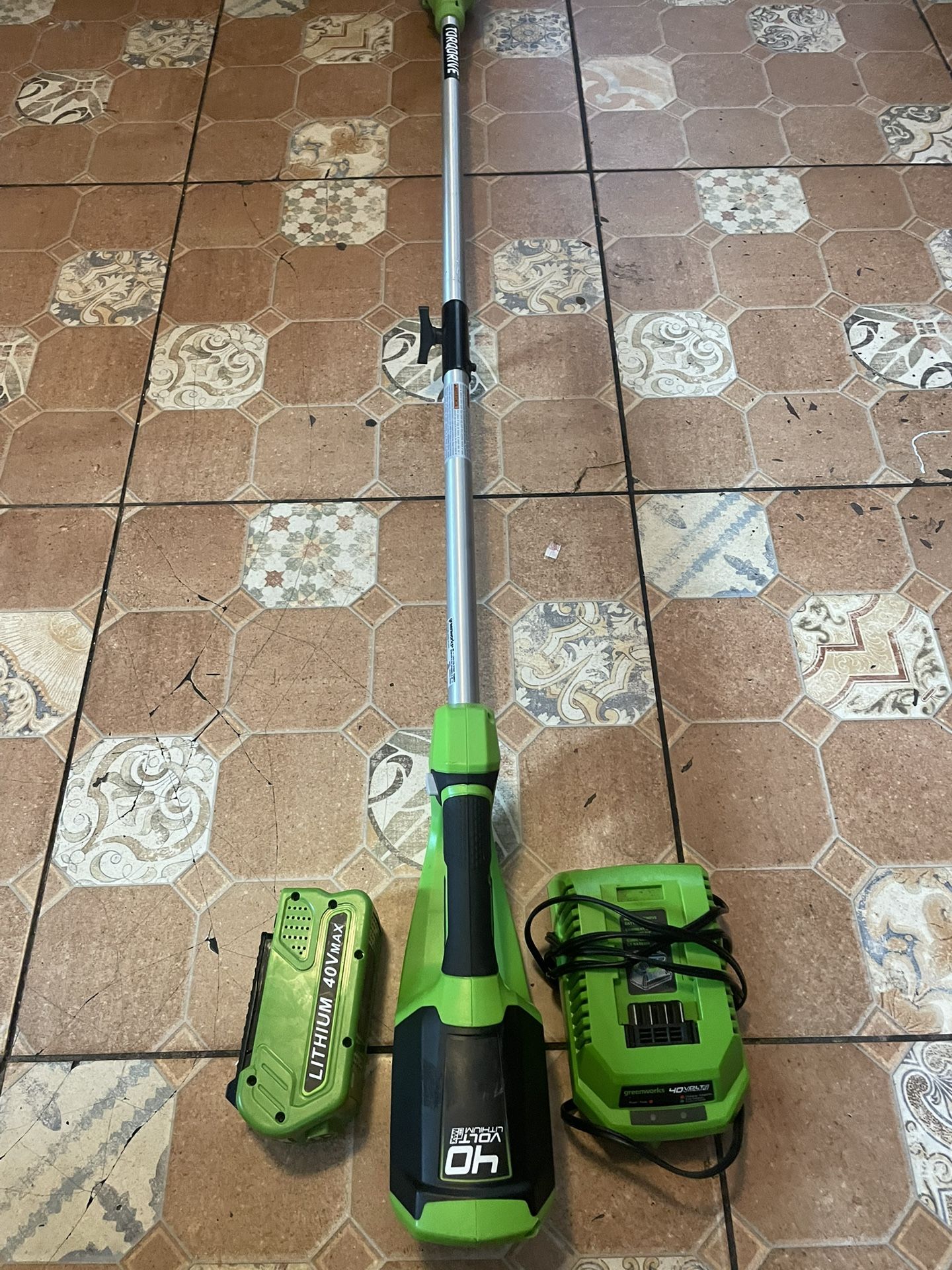 GREENWORKS 40 VOLTS CHARGER BATTERY AND TOOLS BRAND NEW.$120