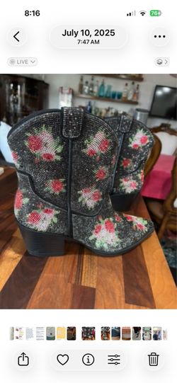 Size 8 women’s sparkly boots  new in box.