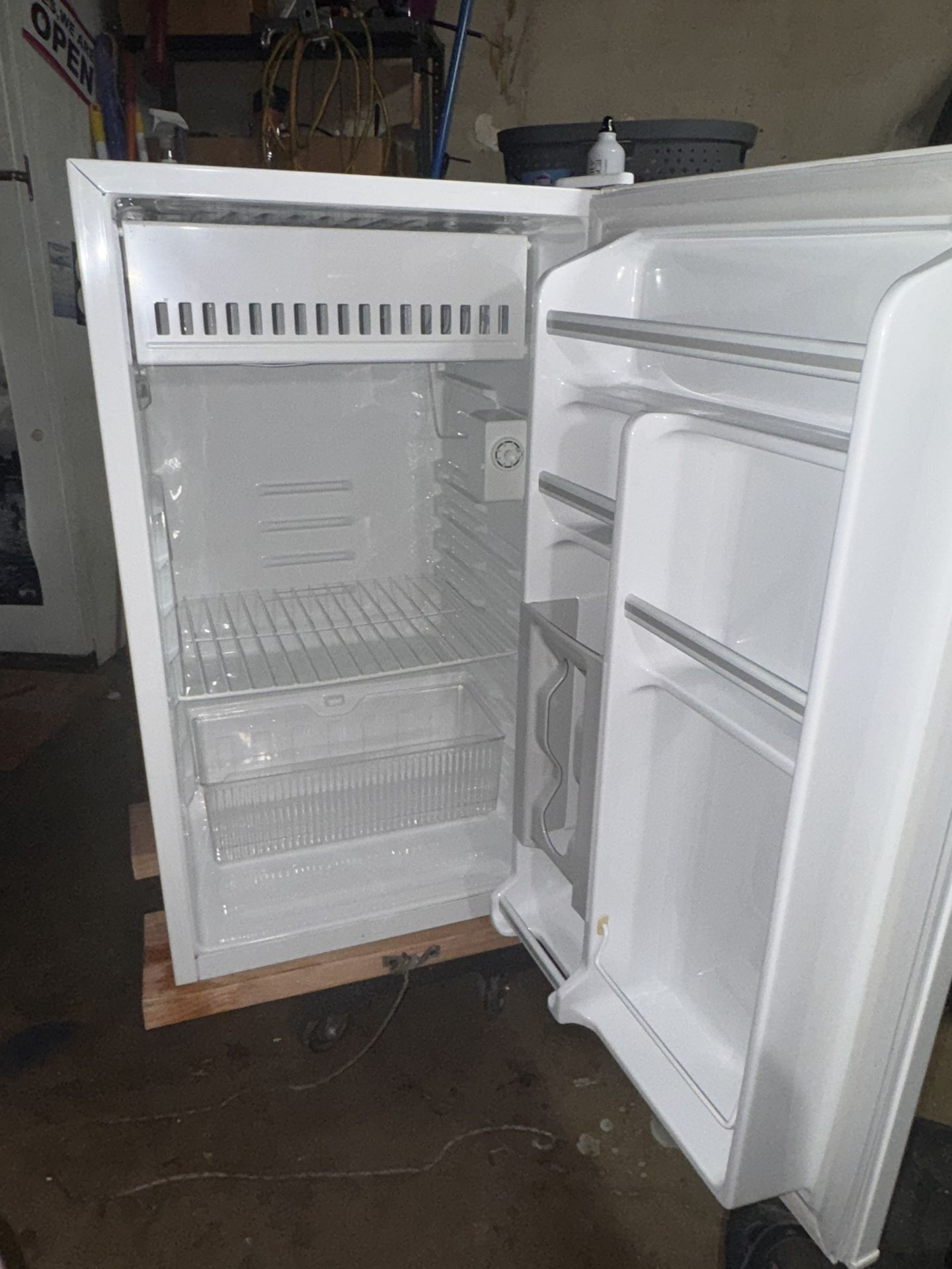 Magic Chef 4.2 Cu Feet. Freezer On Top Makes Ice