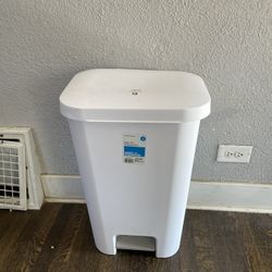 11.9gal Step Trash Can White