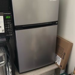 Mini Refrigerator w/Freezer