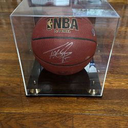 Tim Hardaway JR Signed Basketball In Collectors Case 80$ 