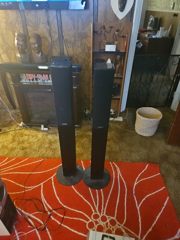 2 Onkyo Standing Speakers