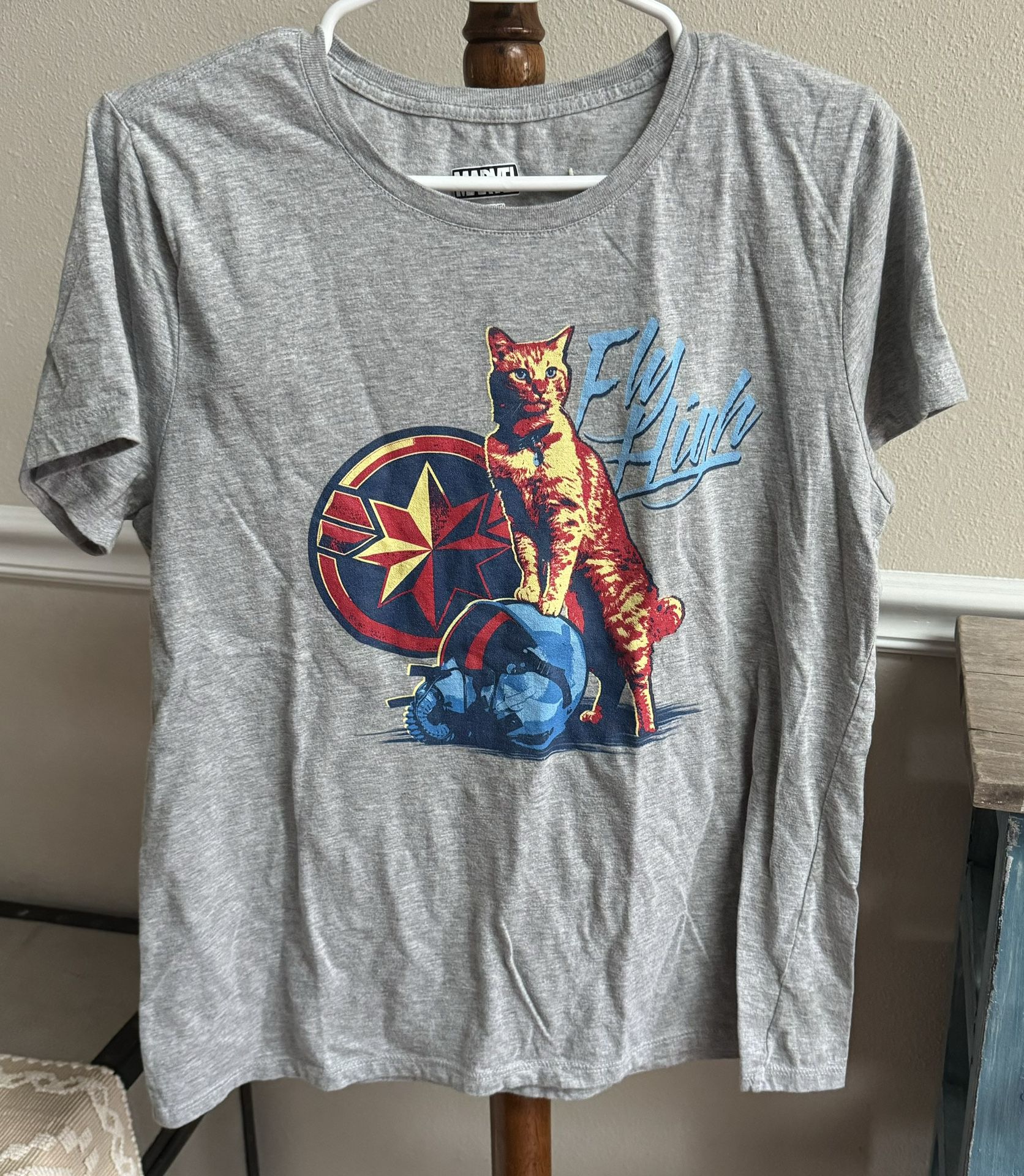 Womens Captain Marvel Cat Shirt size Large just $3 xox
