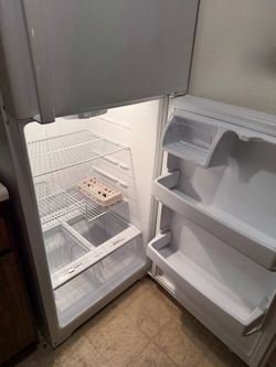 GE Top-Freezer Refrigerator