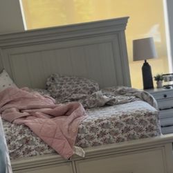 selling queen size bedroom set