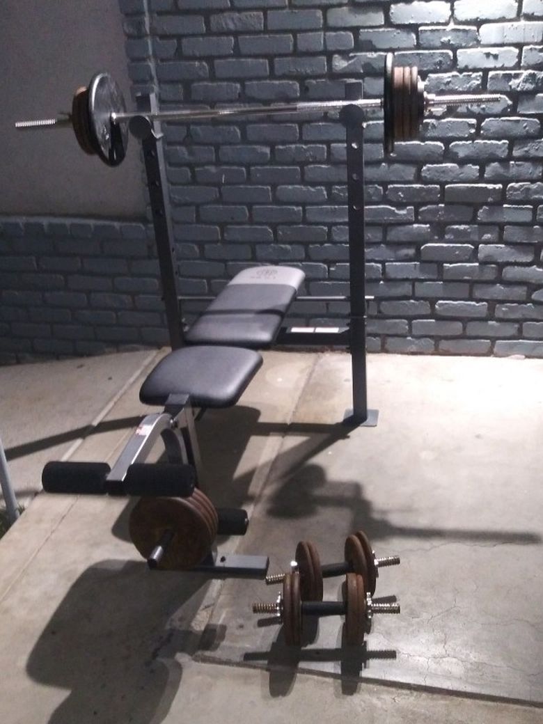 Weight Bench Straight Bar And 2 Dumbells With 200lbs Of Weight