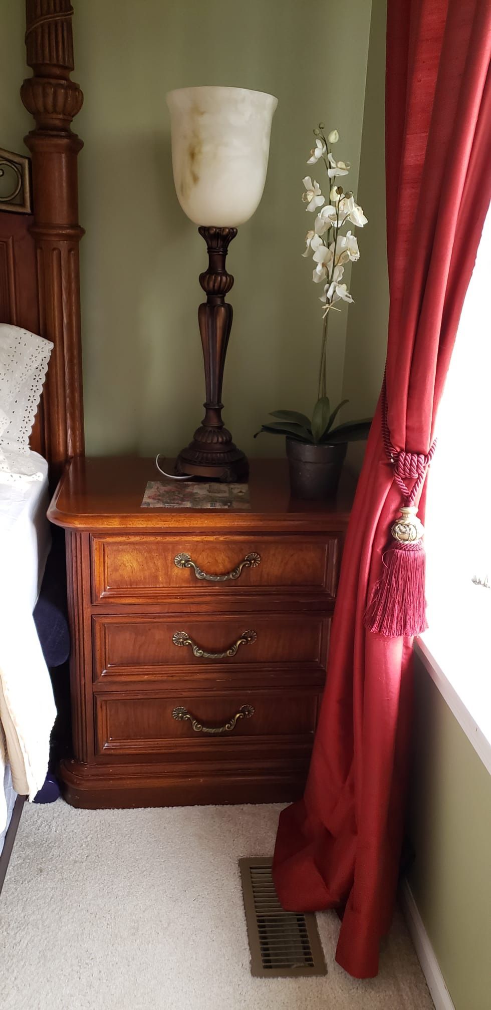 Solid Wood Cherry Finish Traditional Nightstands (Set of 2)