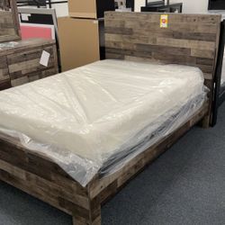 New Benchcraft Wooden Bedroom Set 878