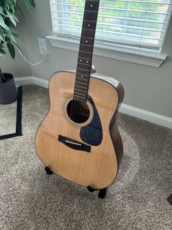 Yamaha F310 Acoustic with stand