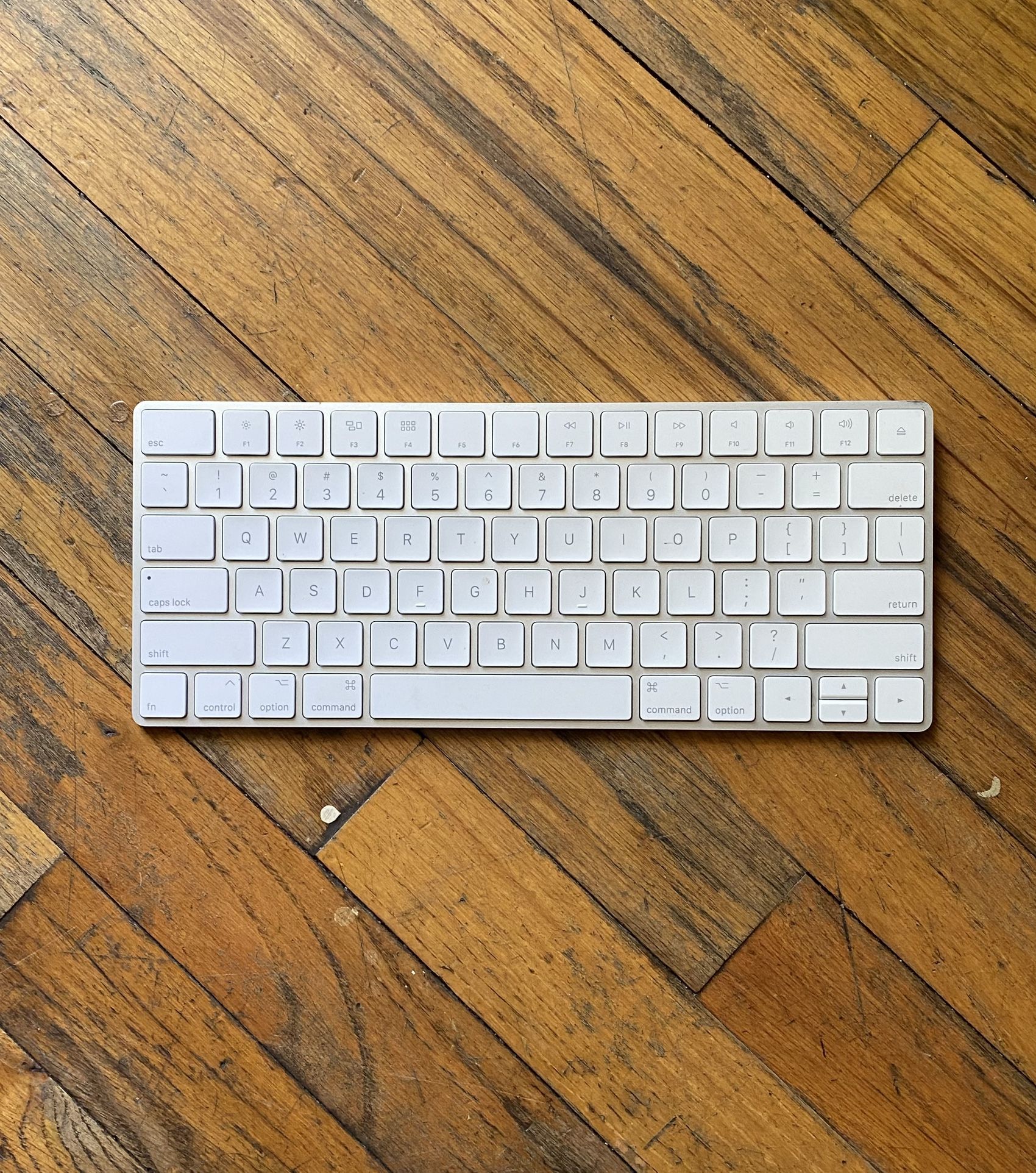 Apple A1644 MLA22LL Magic Keyboard White Fuly Tested Works Great!!!!