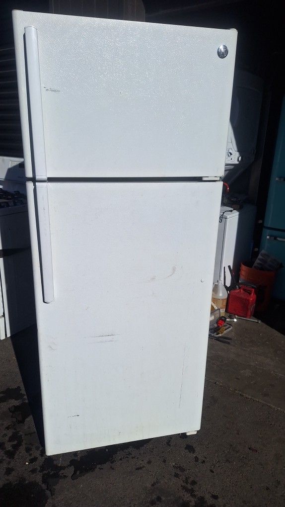 APARTMENT REFRIGERATOR,G E.(DELIVERED)