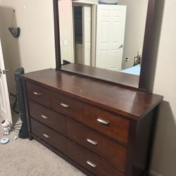 Dresser With Mirror 