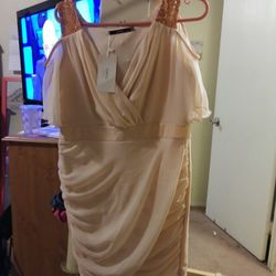 Beautiful new dress size 2xL but is like L or XL