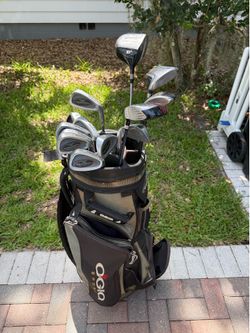 Mens Wilson golf club set. Complete right handed set with ogio golf bag
