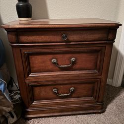 2x Beautiful Hardwood End Tables 