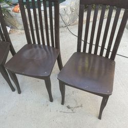 Table With 4 Wood Chairs 50$