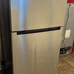 Vissani MDTF18SSR 18 cu. ft. Top Freezer Refrigerator