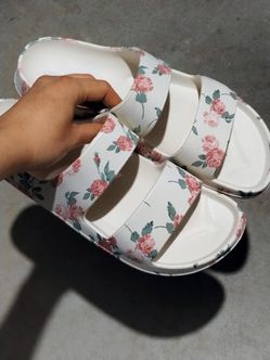 Old Navy Floral Slides SIZE (5-6) — Brand New