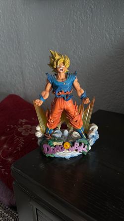Super Saiyan Goku statue