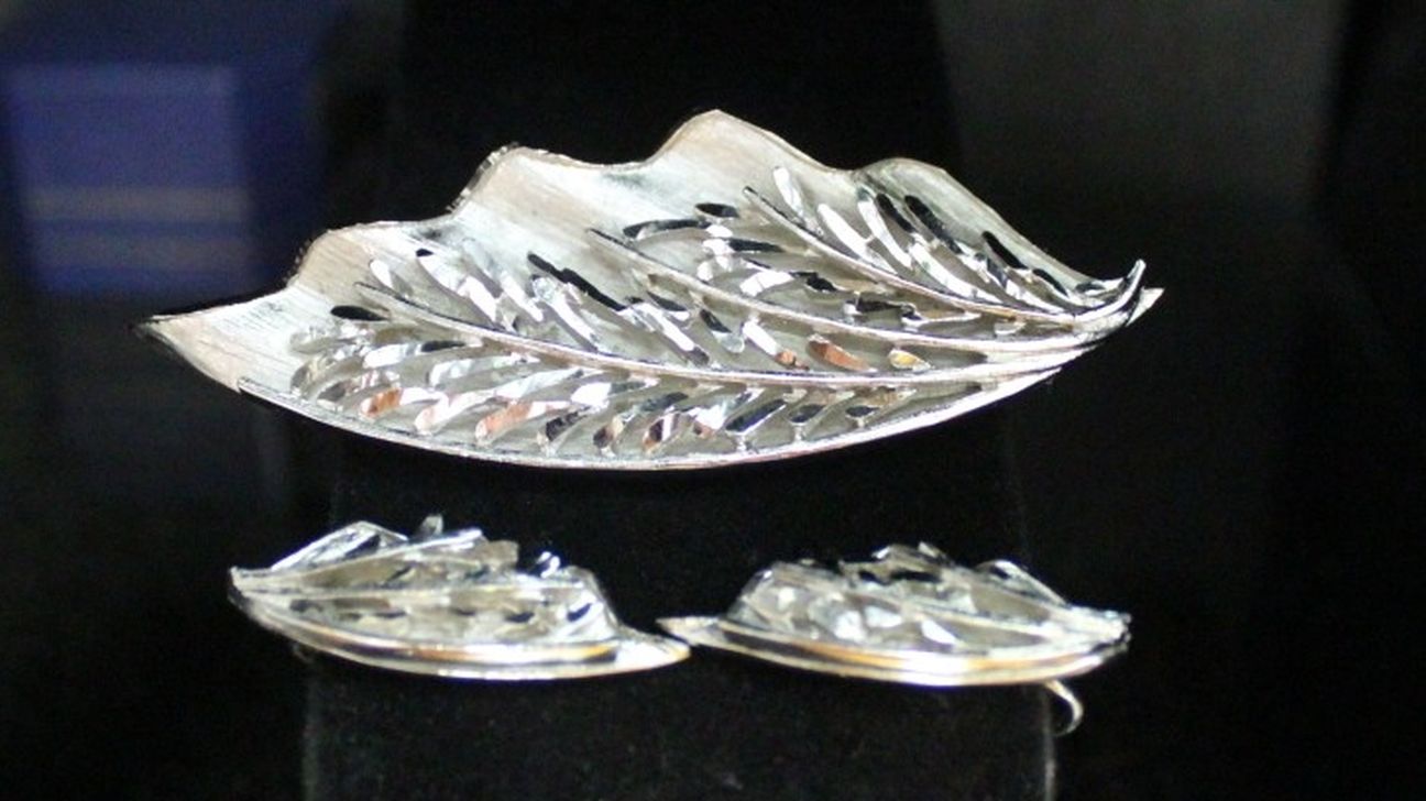 Vintage 40s 50s CORO set pin/brooch and earrings silver tone.