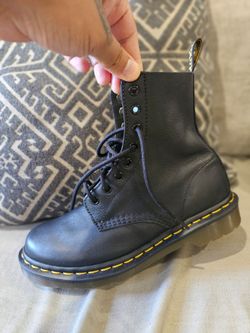 Dr martens, 8 eye, size 8 women black pascal
