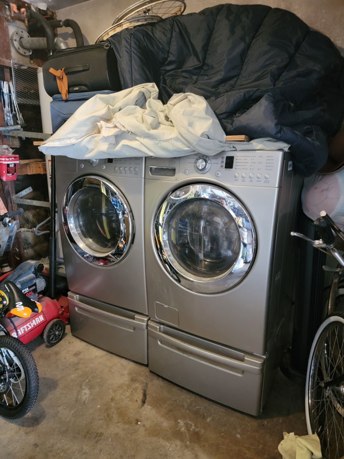 LG WASHER AND DRYER WITH OWEN STAND EACH LIKE NEW WITH VERY LITTLE USE HOSES AND CONECTORS WITH EACH .....LG LAVADORA Y SECADORA CASI NUEVAS MUY POC