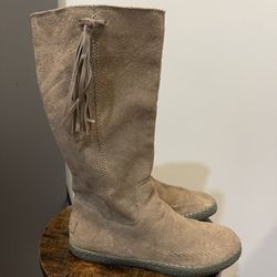 Woman’s Ugg Size 7 