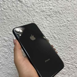 iPhone XR 64GB UNLOCKED 