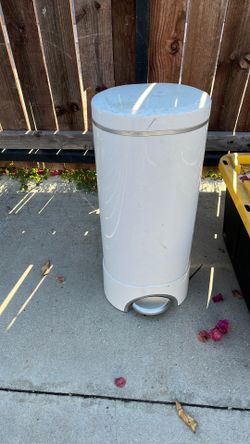 Diaper trash can