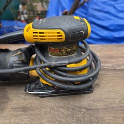 Dwalt Corded 1/4 Sheet Palm Sander