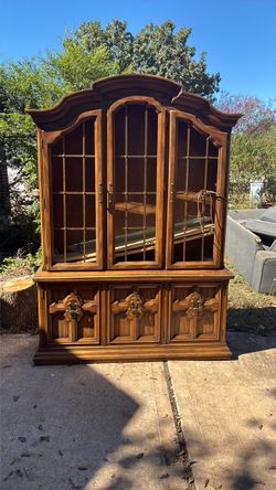 Formal dining room cabinet FREE Gratis