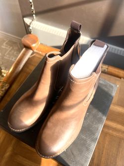 Women’s Boots Size 8 – New Condition