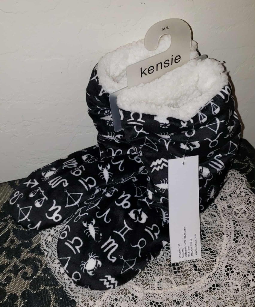 NEW WITH TAGS KENSIE HOROSCOPE ASTROLOGY ZODIAC BLACK WHITE SLIPPER BOOT BOOTIES SIZE MEDIUM LARGE 