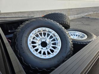 17" KMC beadlocks w/ 35" Bfgoodrich tires