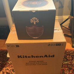 KitchenAid Mixer 5-qt + Walnut Bowl