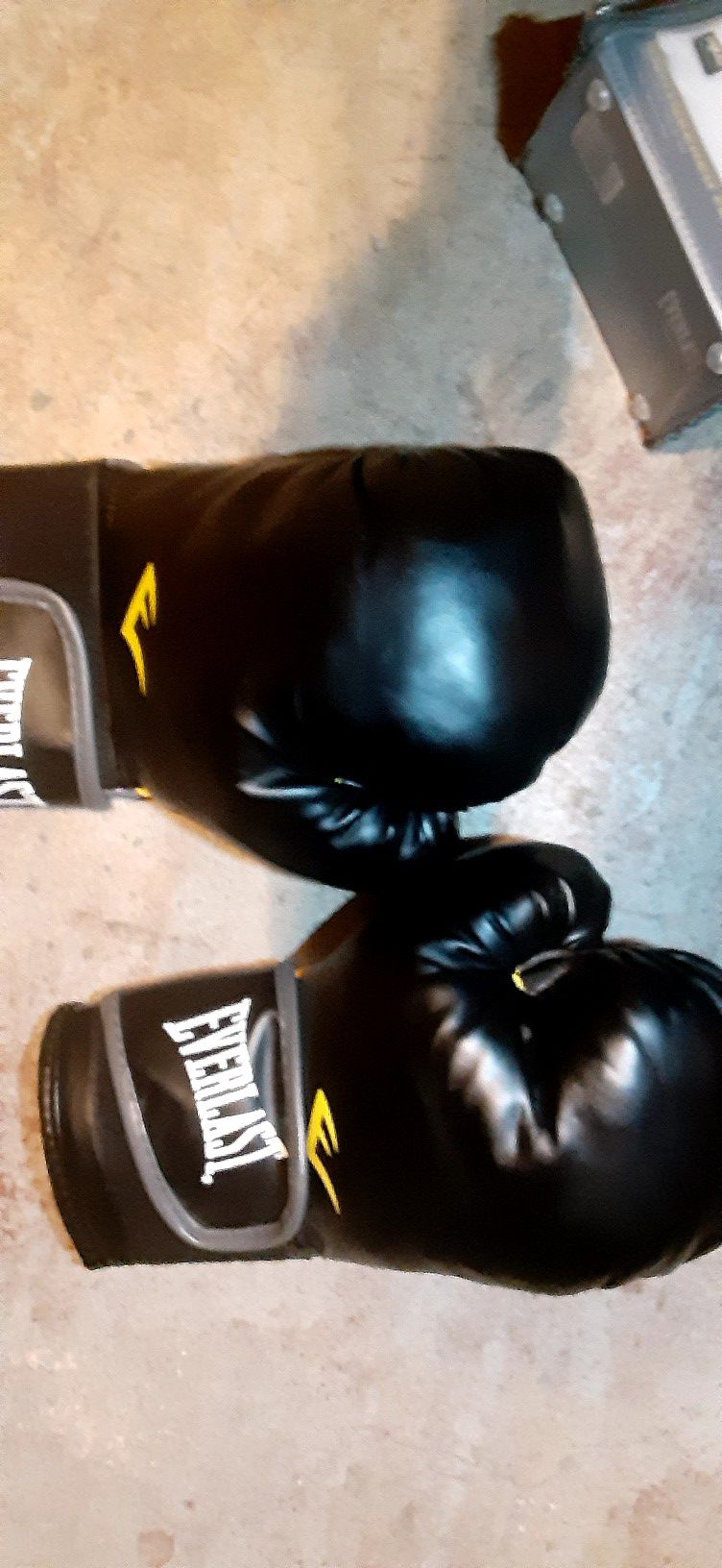Boxing gloves and speedbag brand new