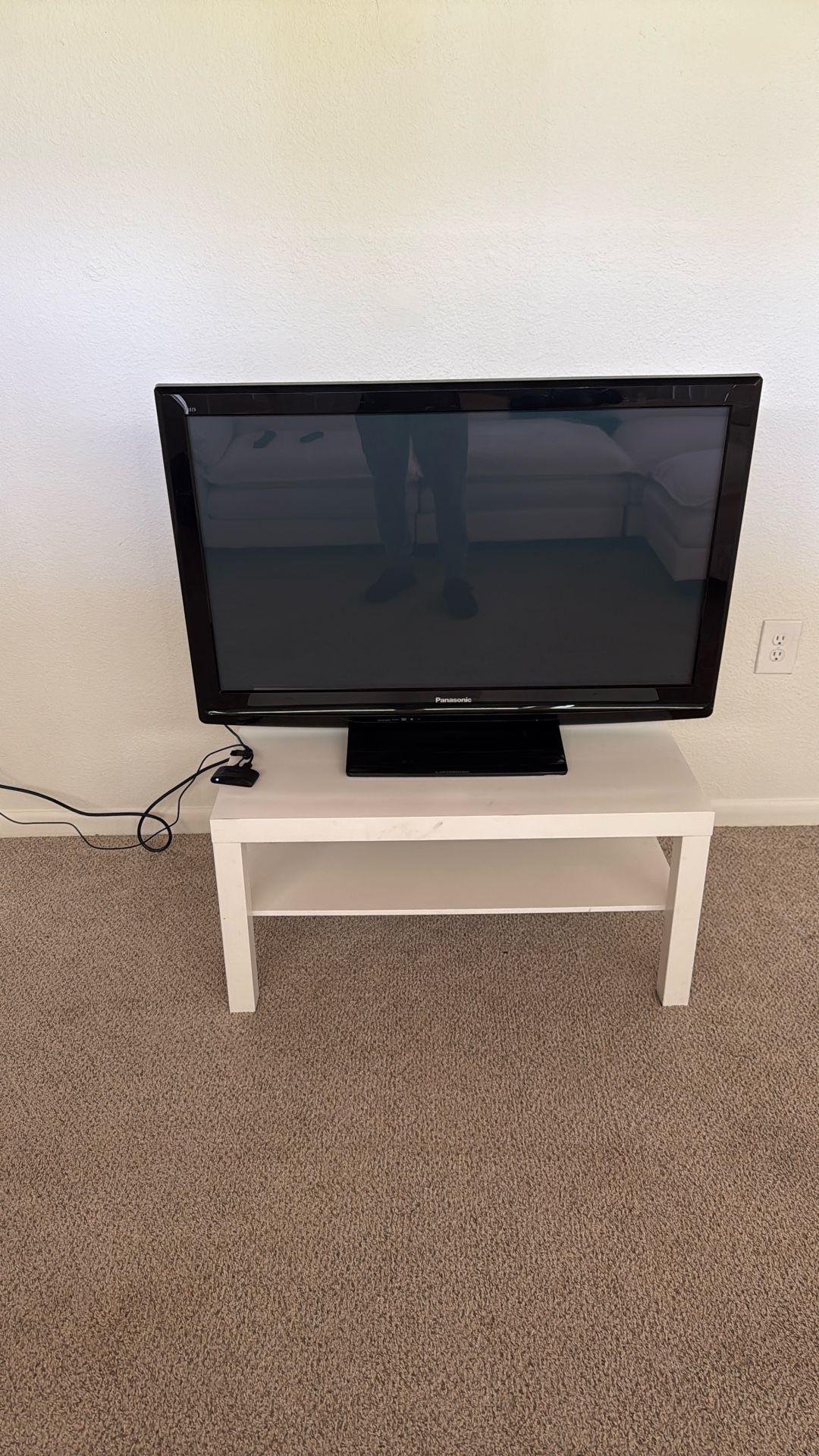 40 Inch HDTV With Table Stand AND Roku W/remote