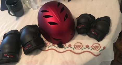 Helmet Sz medium with the knee and elbow pads