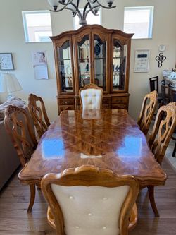 Elegant Traditional Dining Table & Chair Set