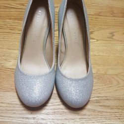 Kelly & Katie Women's Shoes High Heels. Pumps. Metallic Silver. Sparkle. Size 6. Prom. 4" Heel