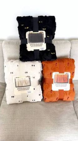 Viral Costco throw blanket
