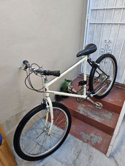 SCHWINN HIGH SIERRA MOUNTAIN BIKE