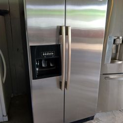 Whirlpool - Refrigerator - Clean Working!!!