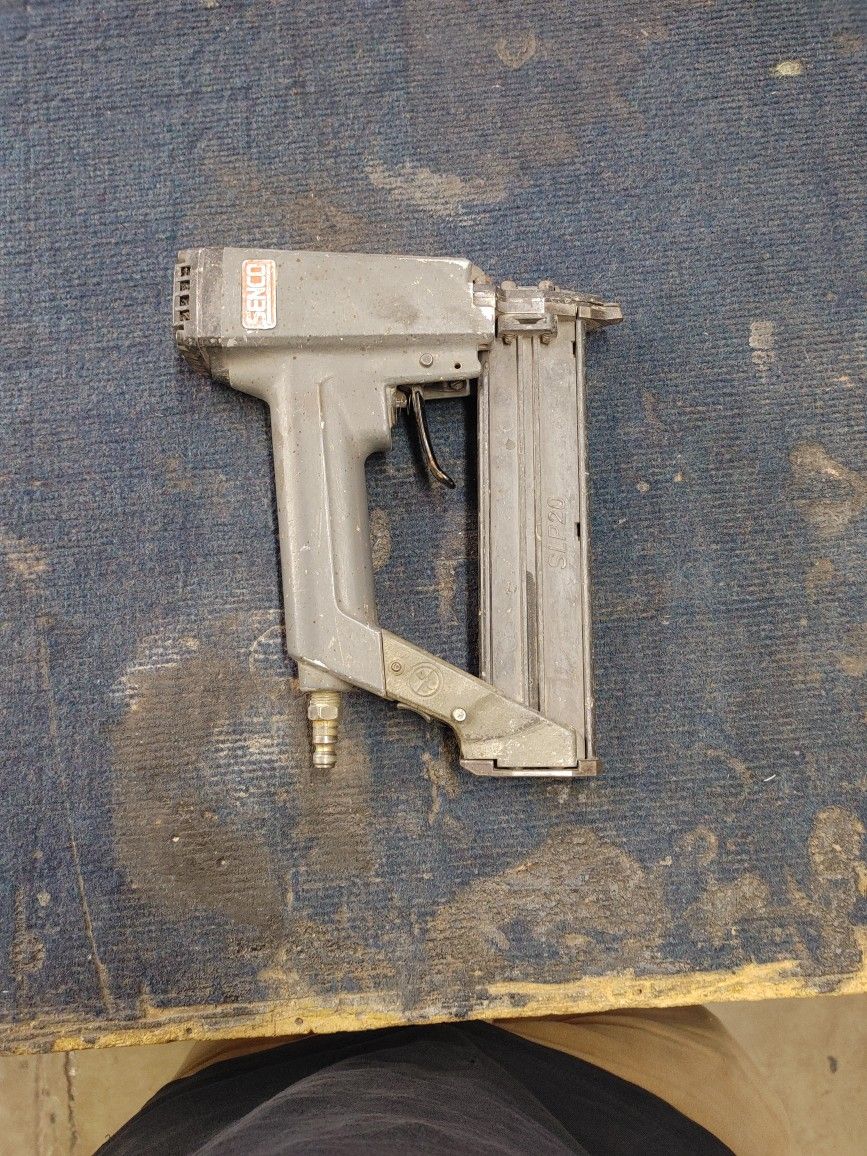 Pneumatic Brad Nailer