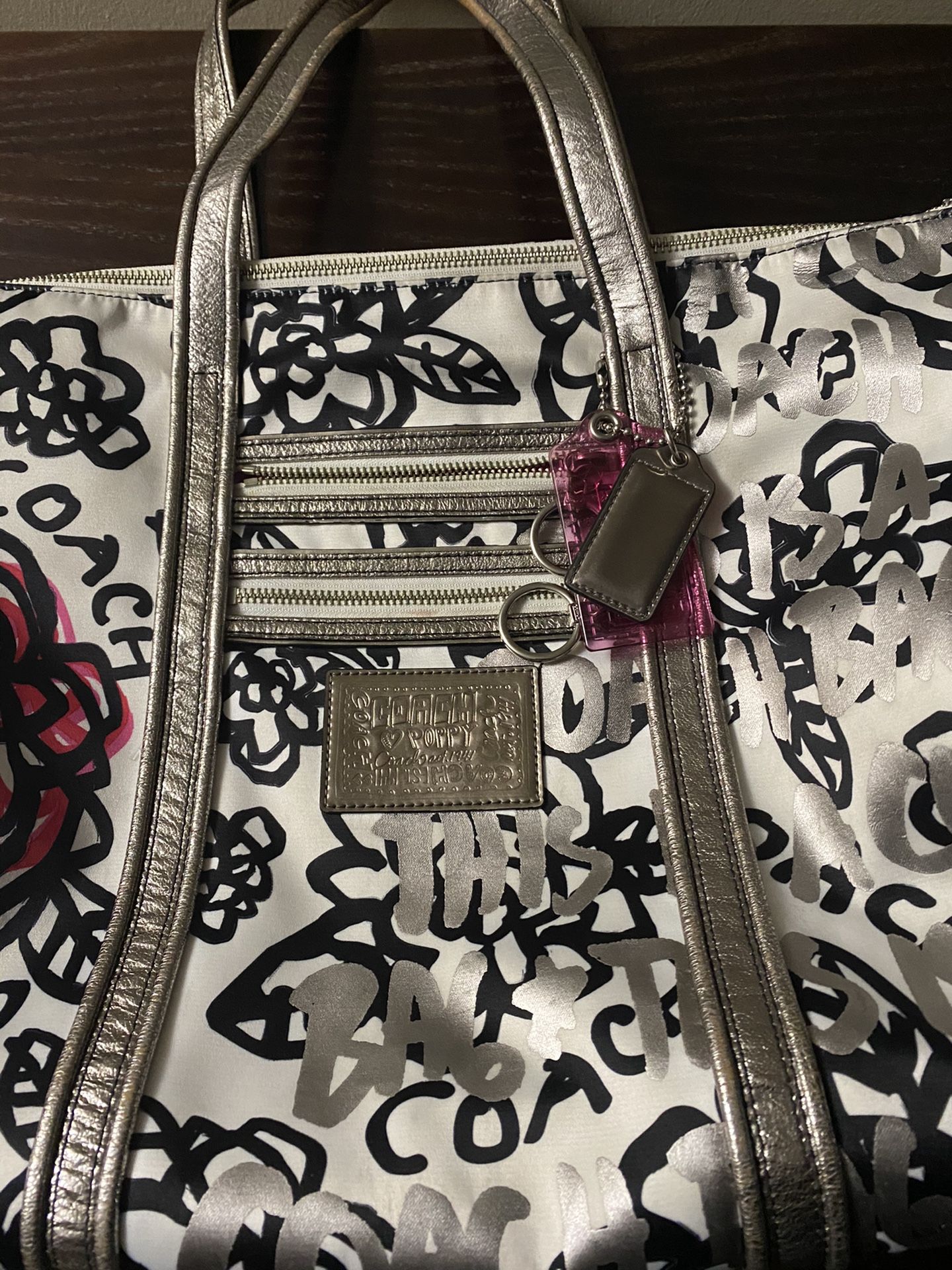 Coach purse like new ( size medium )